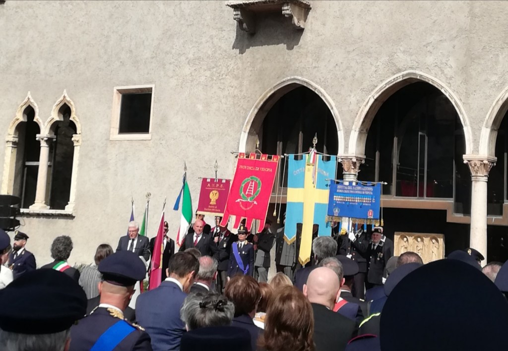 “Esserci sempre”, il motto risuona nei giardini di Castelvecchio durante i festeggiamenti per il 172° anniversario della Polizia di Stato. Dopo i saluti del Questore Roberto Massucci il presidente dell’Anps di Peschiera d.G., Giuseppe Reccia, legge il messaggio augurale del capo dello&nbsp;Stato