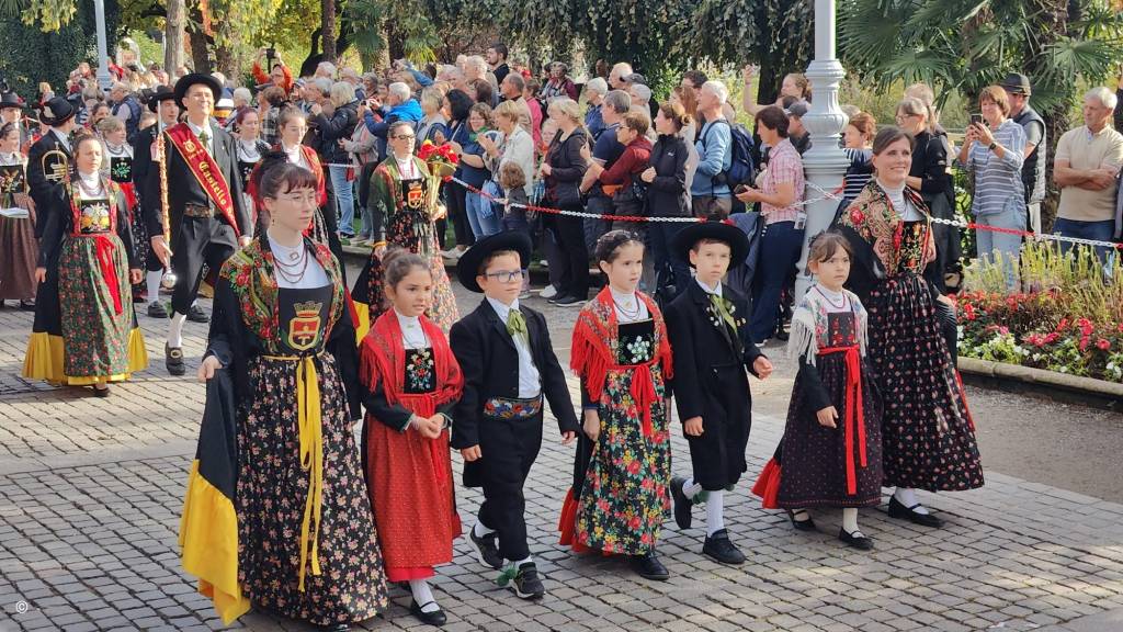 Gita con vista a Merano. Il castello Stifterhof, le sfilate delle bande musicali e dei carri allegorici tra le attrazioni della giornata tirolese