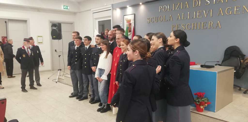 “Confermazione” alla scuola di Polizia. Cresima officiata dal Vescovo di Verona, Domenico Pompili, col picchetto d’onore&nbsp;dell’Anps