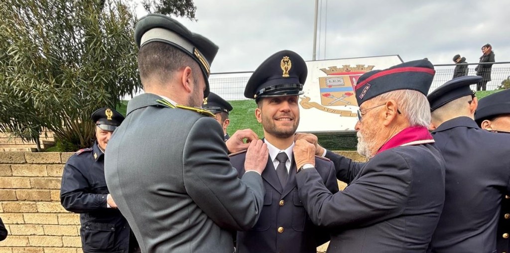 In attesa del giuramento di domani a Verona, consegnati gli alamari a Peschiera del Garda, in contemporanea con le altre scuole di Polizia&nbsp;italiane
