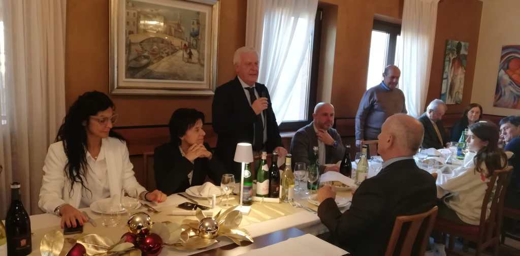 Pranzo degli auguri Anps a Peschiera del Garda. Il presidente Reccia ricorda gli amici scomparsi, ringrazia soci, collaboratori, ospiti, traccia un consuntivo dell’attività dell’anno che sta finendo e illustra i progetti per il&nbsp;2025