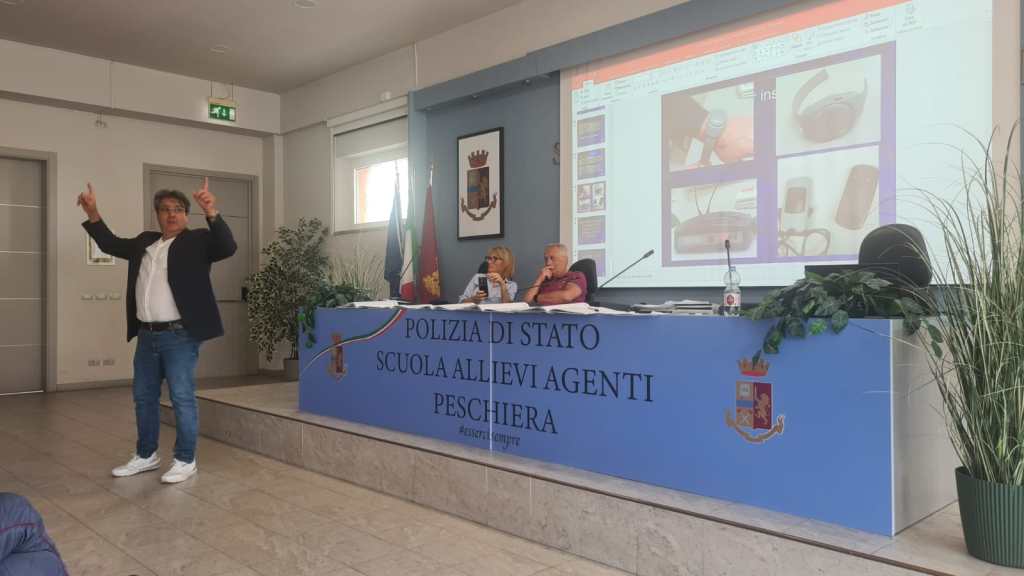 Doppia iniziativa formativa dell’Anps di Peschiera a favore degli allievi agenti della locale scuola di Polizia. Relatori: Roberto Bellio, Nino Scarmigliati e Graziano Maggio. Il presidente Reccia: “Allievi agenti molto interessati  agli argomenti&nbsp;trattati”