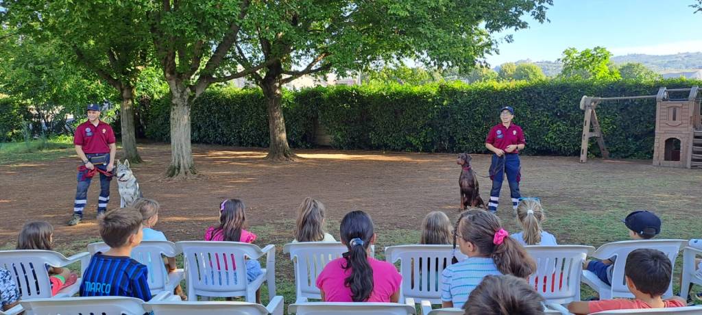 Gruppo cinofili in azione dimostrativa con i bimbi del camp Aqua Planet Piscinelonigo di&nbsp;Vicenza