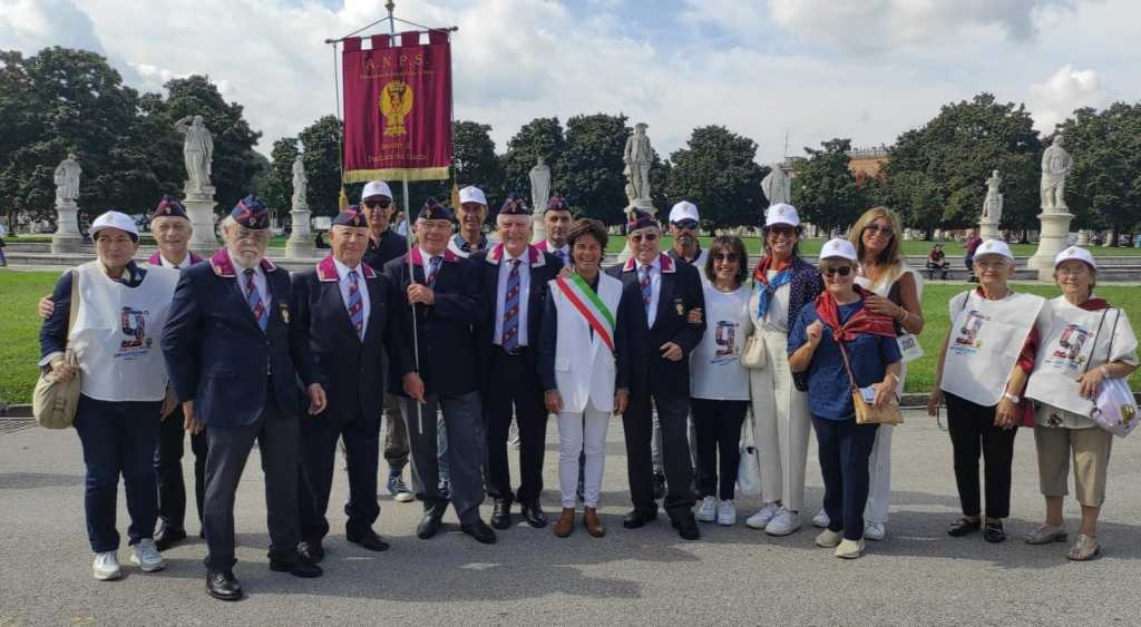 La sezione Anps di Peschiera a Padova per  il corteo della Polizia di Stato. Alla testa del gruppo il presidente Reccia e il sindaco&nbsp;Gaiulli