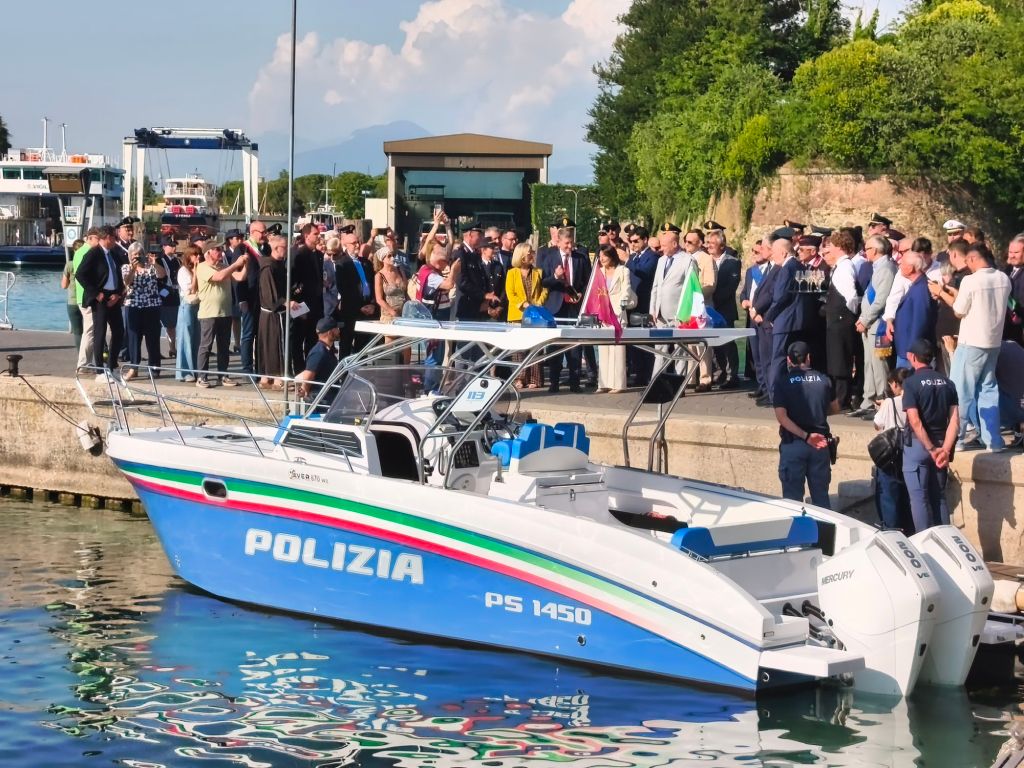 Una nuova imbarcazione per la sicurezza sul lago, anzi due. Al varo del Saver, al molo di Peschiera, si aggiungerà presto un’altra barca, promessa dal capo della Polizia, Vittorio&nbsp;Pisani